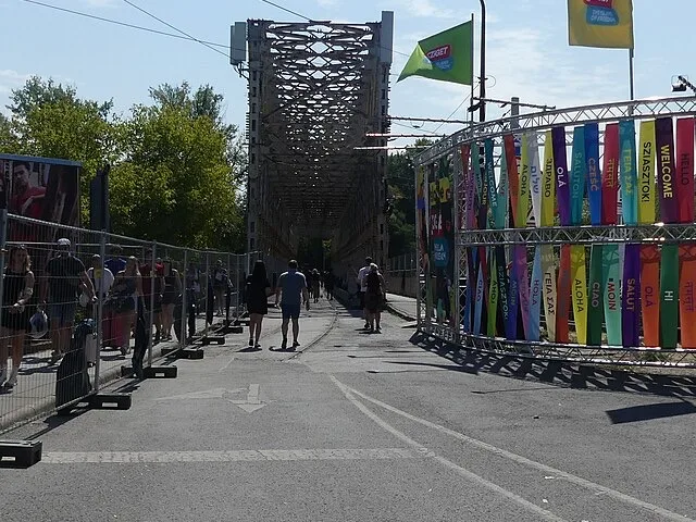 Rendezvény bejárata kordonokkal, jelzőtáblákkal és zászlókkal a helyszíni beléptetésnél